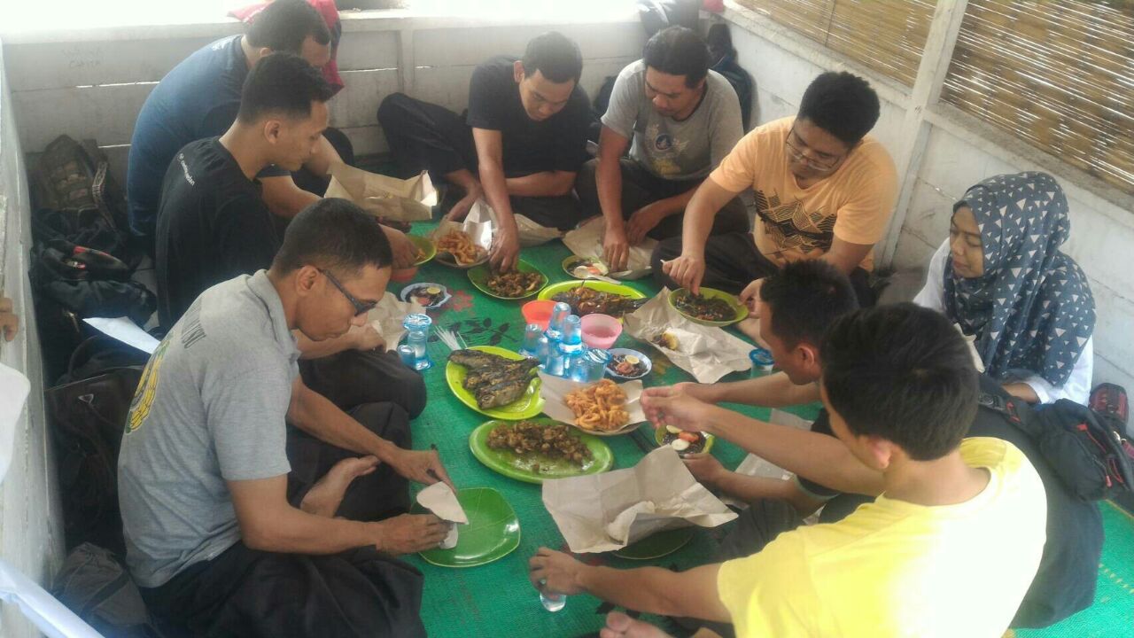 Steemit-Eh si Abang Lagi Makan.jpeg