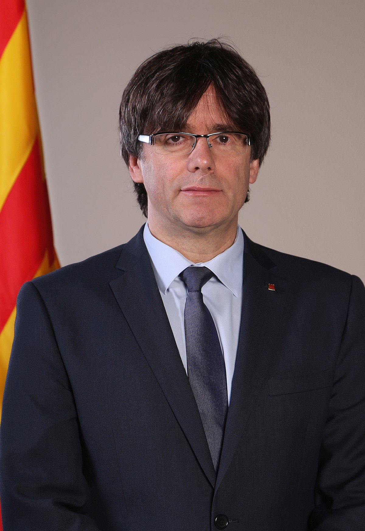 1200px-Retrat_oficial_del_President_Carles_Puigdemont_cropped.jpg