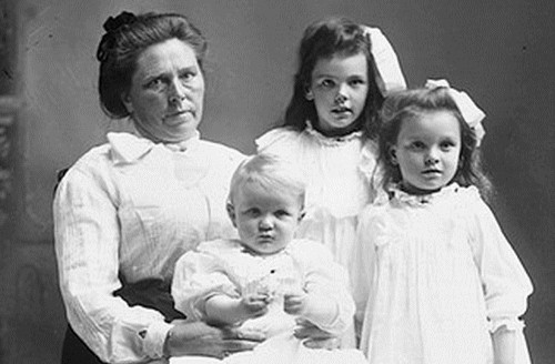 Belle-Gunness-with-children.jpg