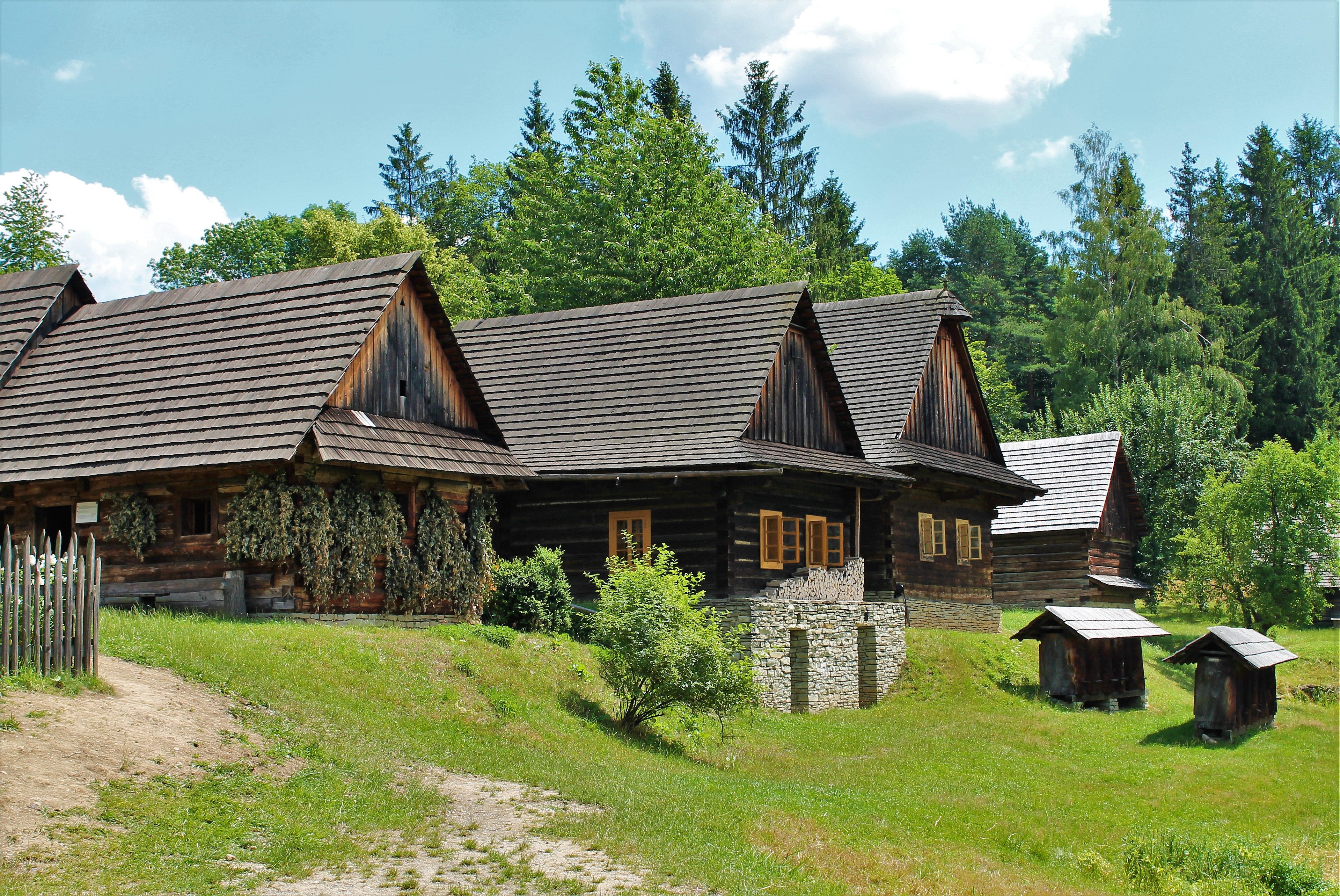 Rožnov_pod_Radhoštěm,_muzeum_v_přírodě,_Valašská_dědina_(2016-07-04;_01).jpg