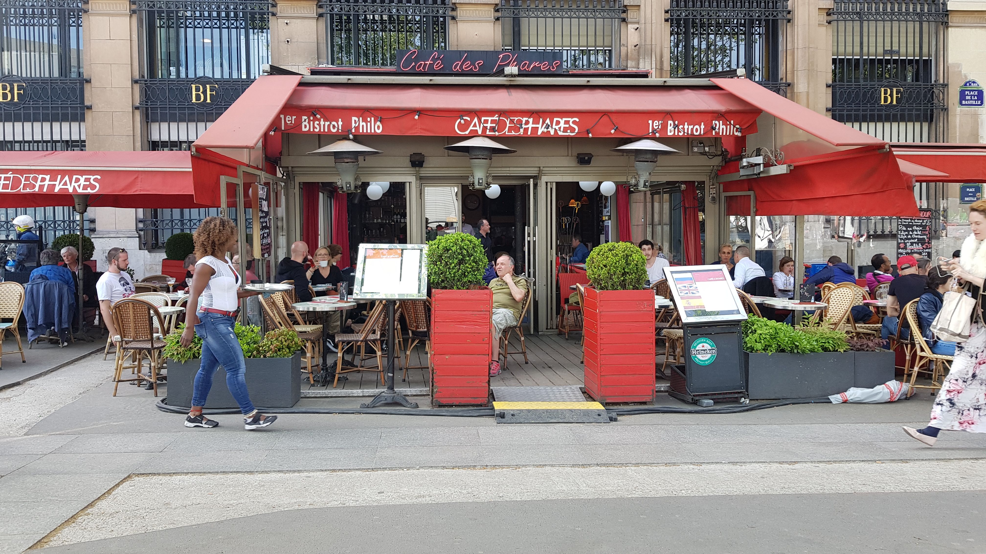 프랑스 최초의 철학 카페. "Café des Phares(등대 카페)"