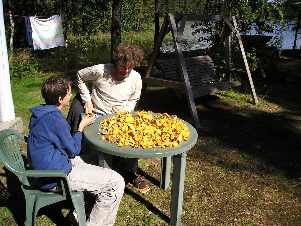 Beim Eierschwammerputzen.JPG