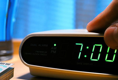 dont-make-these-morning-health-mistakes-s1-hit-the-snooze-button.jpg