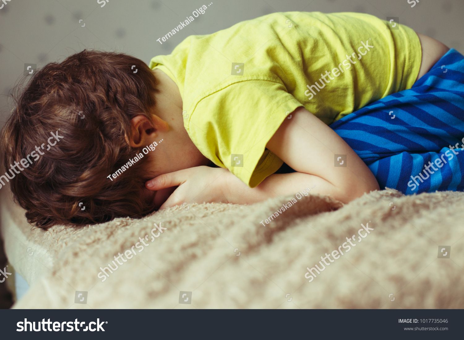 Ребенок лежит на кровати