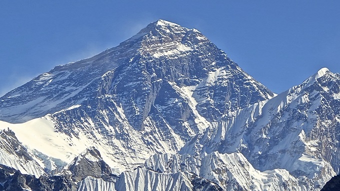 Mt._Everest_from_Gokyo_Ri_November_5_2012-680x455-2.jpg