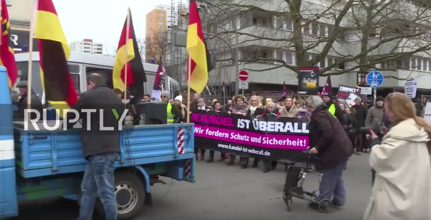 Frauenmarsch Berlin.Durchgeknallte Antifanten schrien Antideutsche Parolen   YouTube.jpg