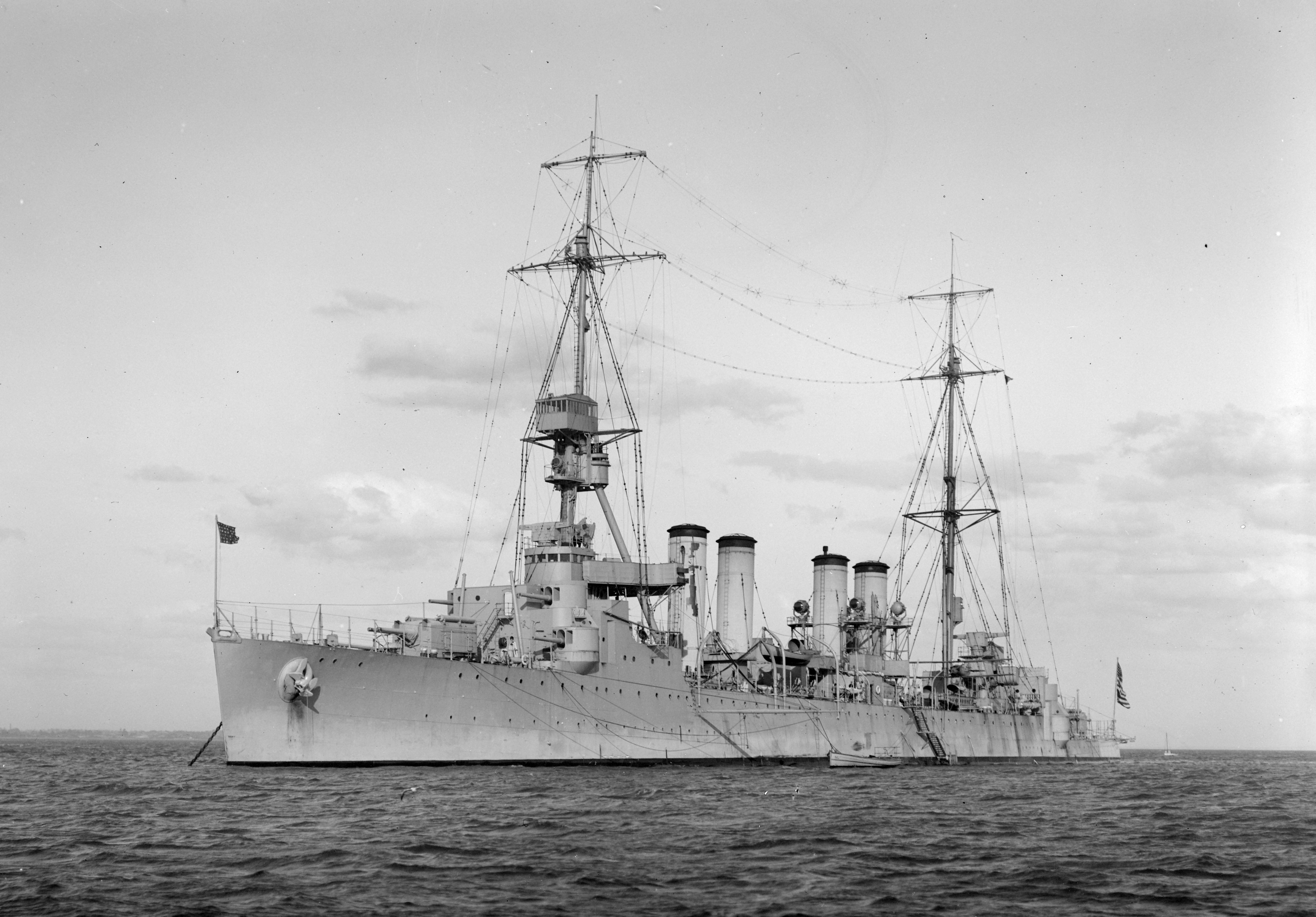 USS_Memphis_(CL-13)_at_anchor_in_Australian_waters,_in_the_1920s_(SLV_H91.325.415).jpg