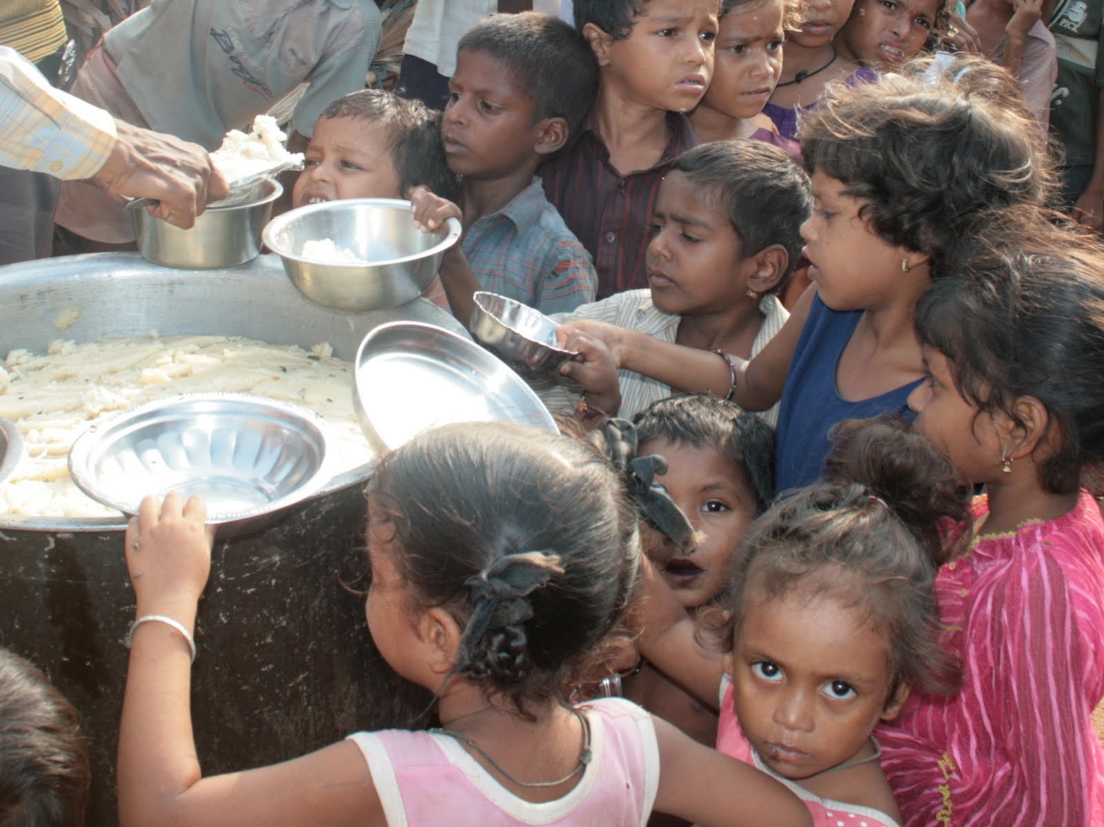 Проблема голода в мире. Голодные индийские дети.