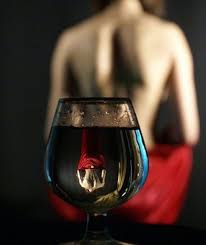 mujer con vino.jpg