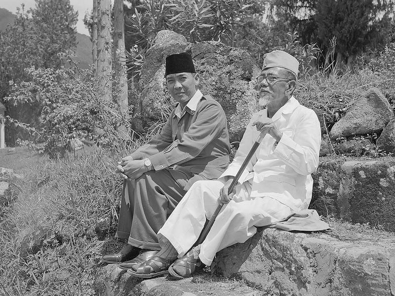 COLLECTIE_TROPENMUSEUM_President_Soekarno_tijdens_een_wandeling_met_Hadji_Agus_Salim_TMnr_10018810.jpg