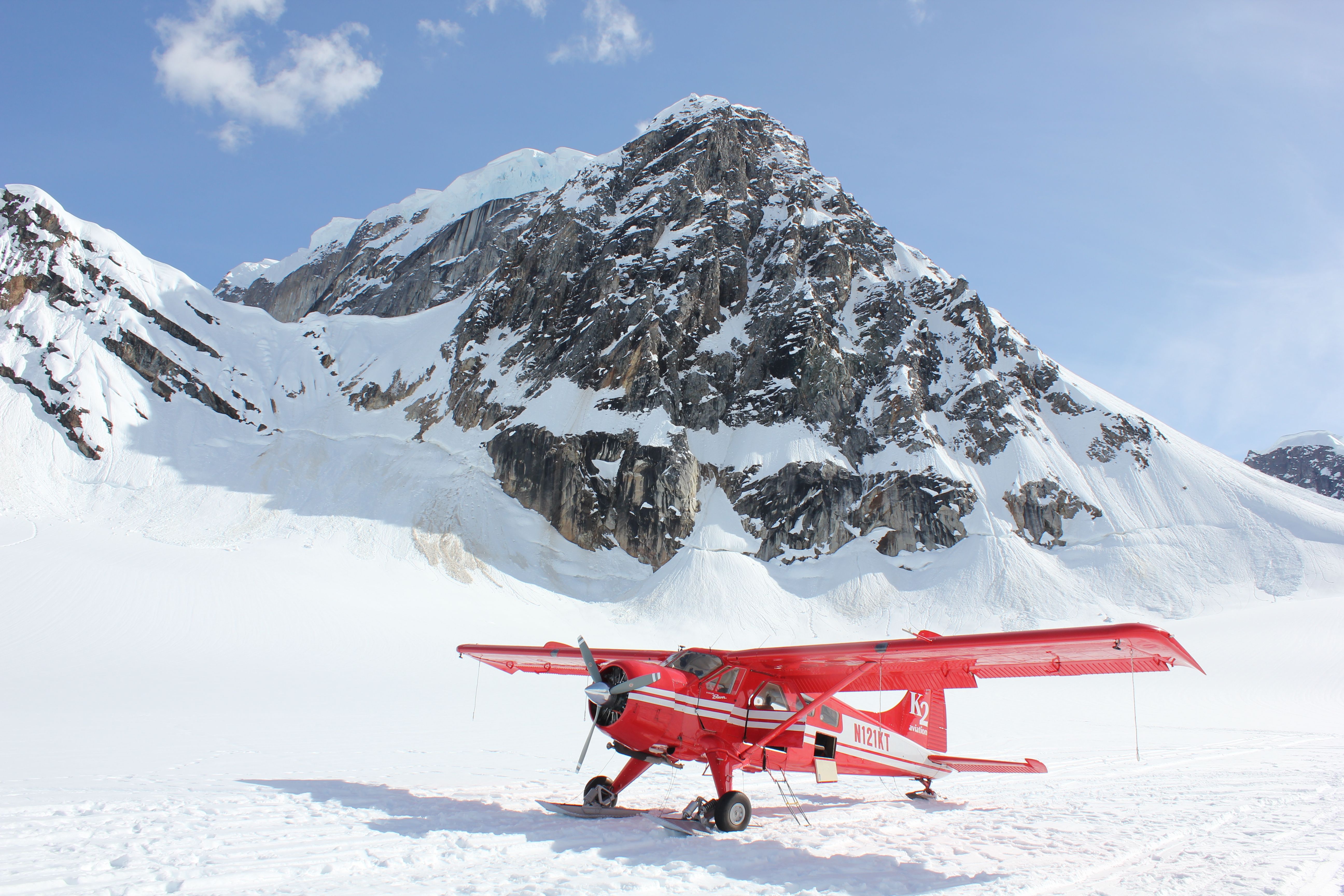 Mountain plane. Самолет в горах. Самолет зимой. Самолет снег горы. Самолет над Альпами.