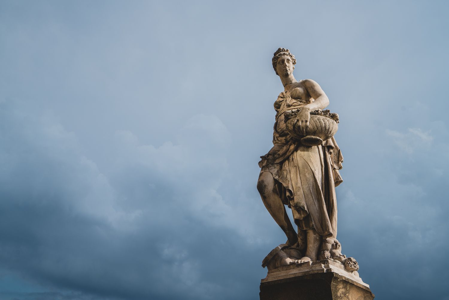 Statue of Ponte Santa Trinita.jpg