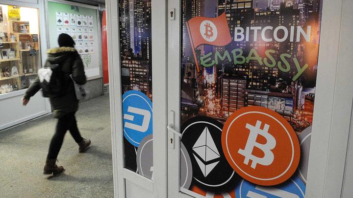 104901516-GettyImages-892695698-bitcoin.720x405.jpg