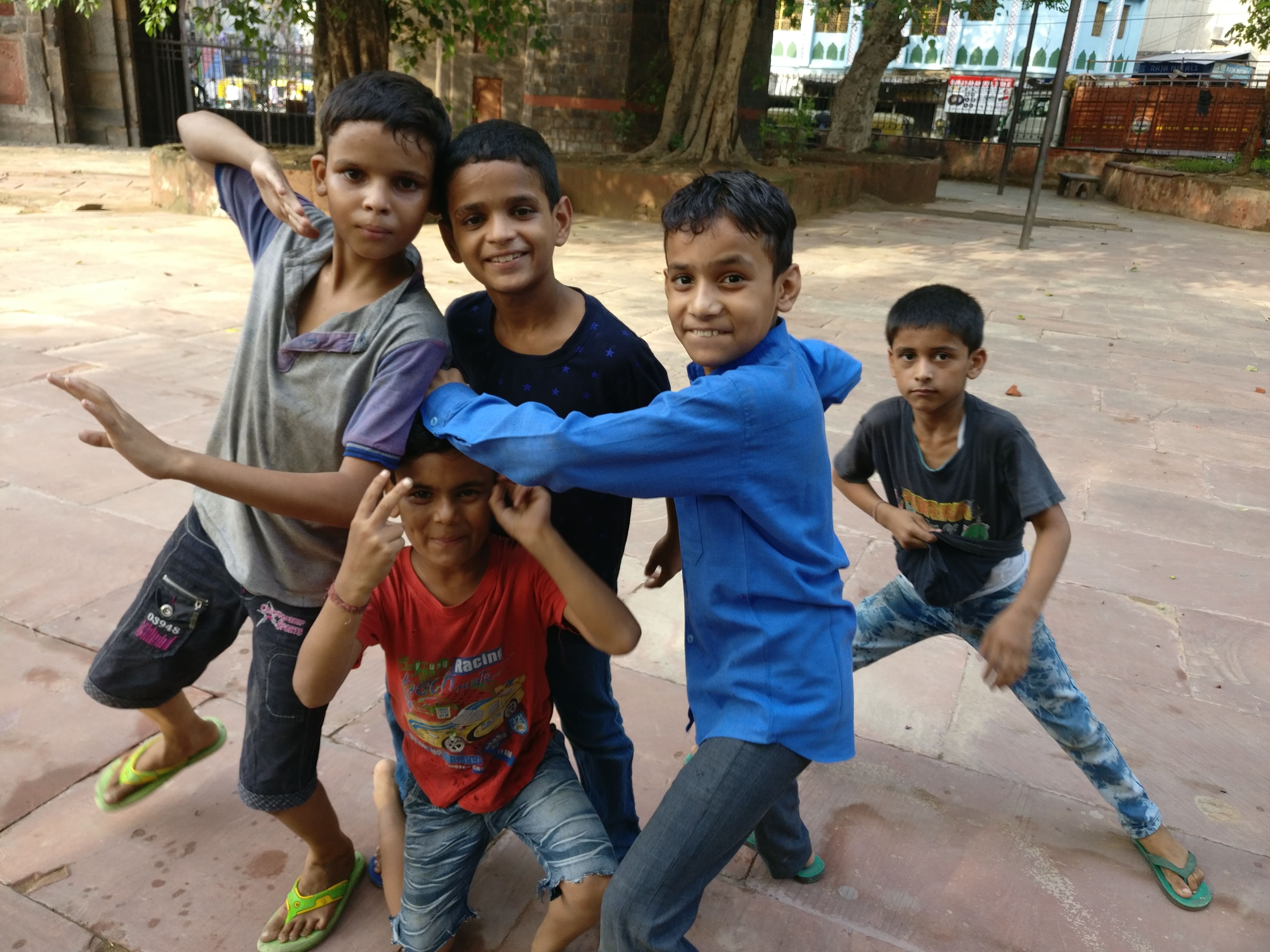 Ajmeri Gate - kids ask me to take a photograph.jpg