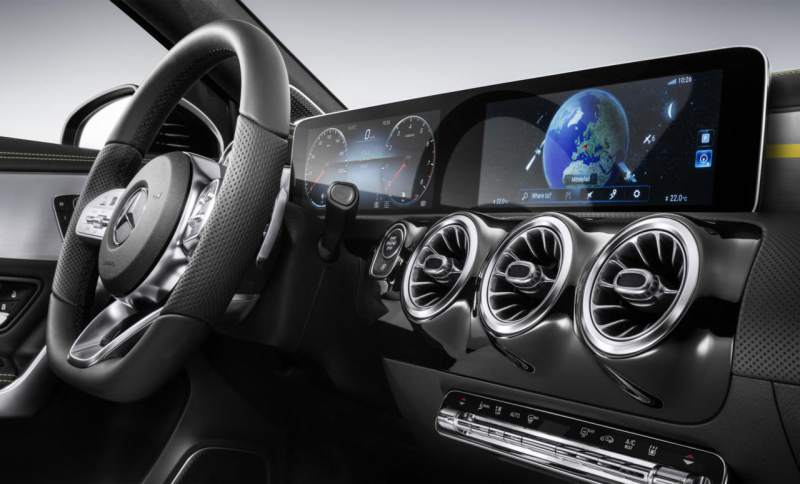 3. Mercedes Benz con asistente de voz.jpg