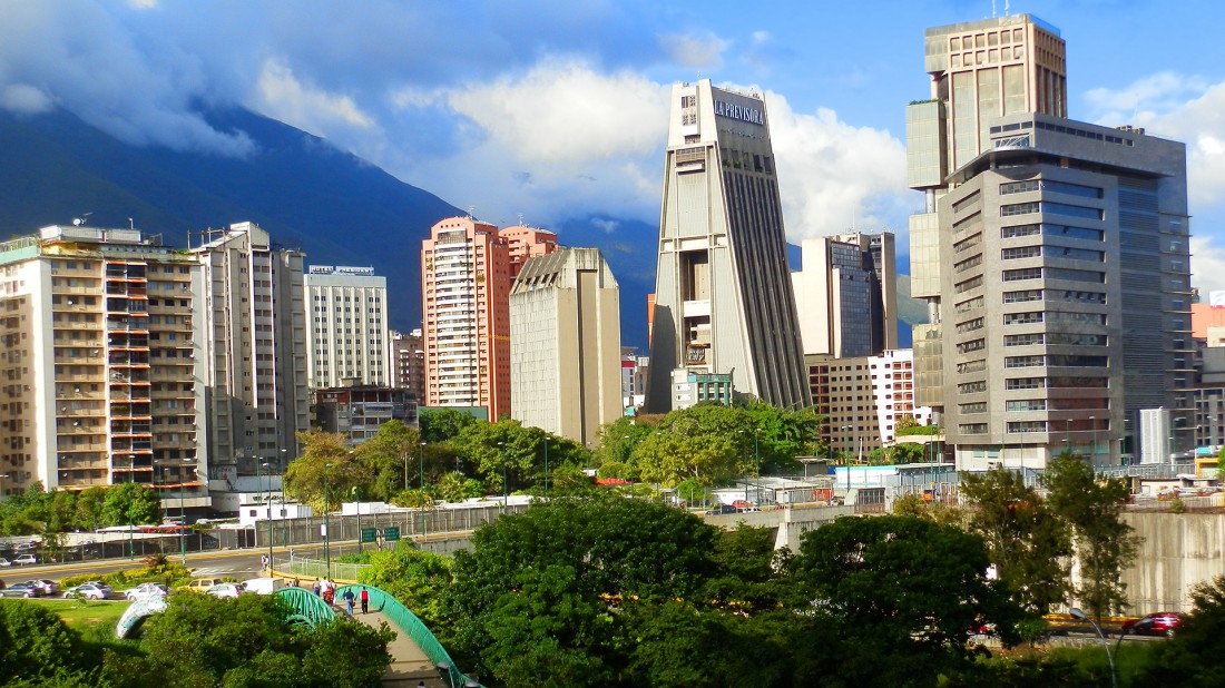 La_Previsora_Torre_Domus_y_el_panorama_urbano_de_Caracas-1100x618.jpg