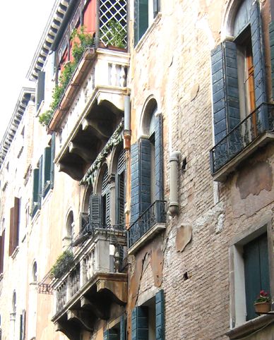 Balconies in Jewish quarter.jpg