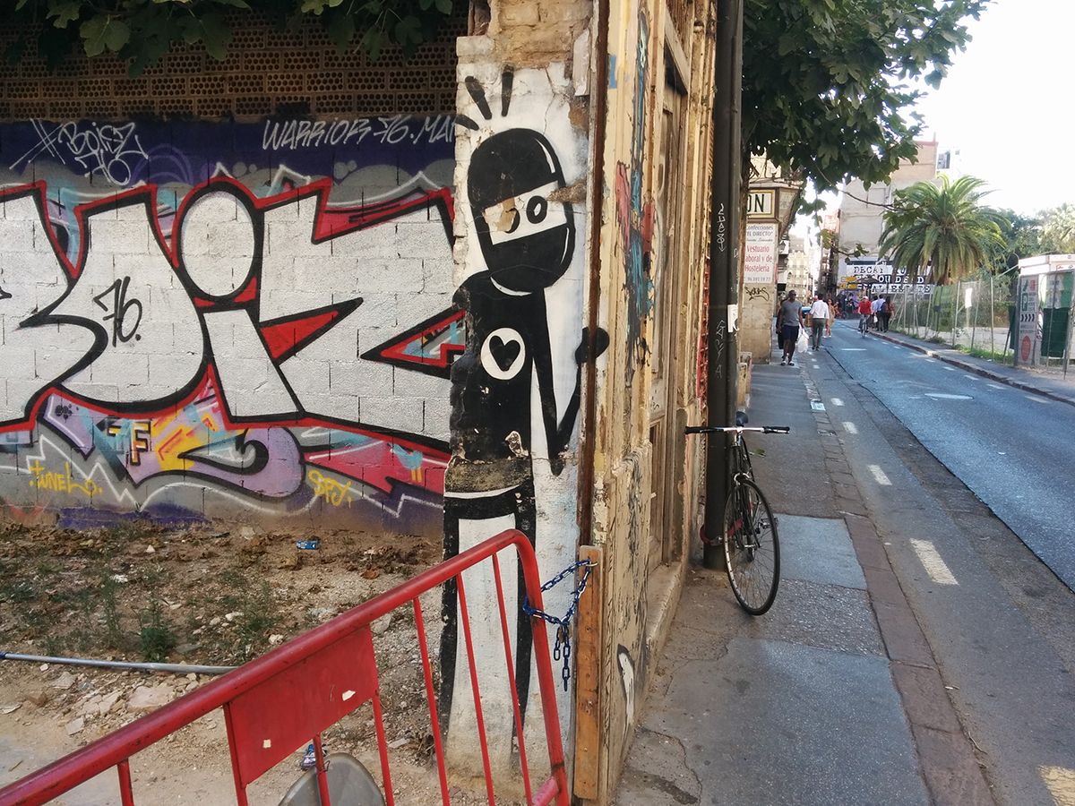 graffiti-valencia-spain-ninja-extraterrestre-love-amor-steemit-trenz (3).jpg