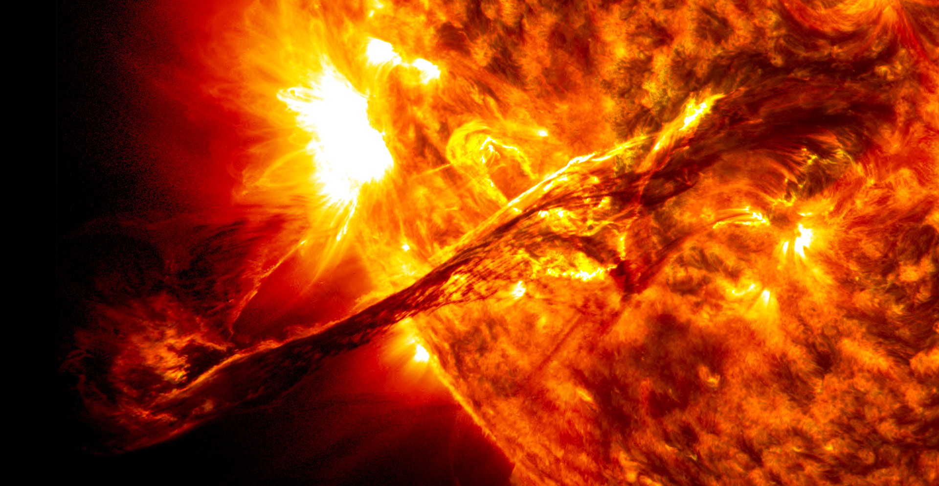 Giant_prominence_on_the_sun_erupted-e1460109271686.jpg