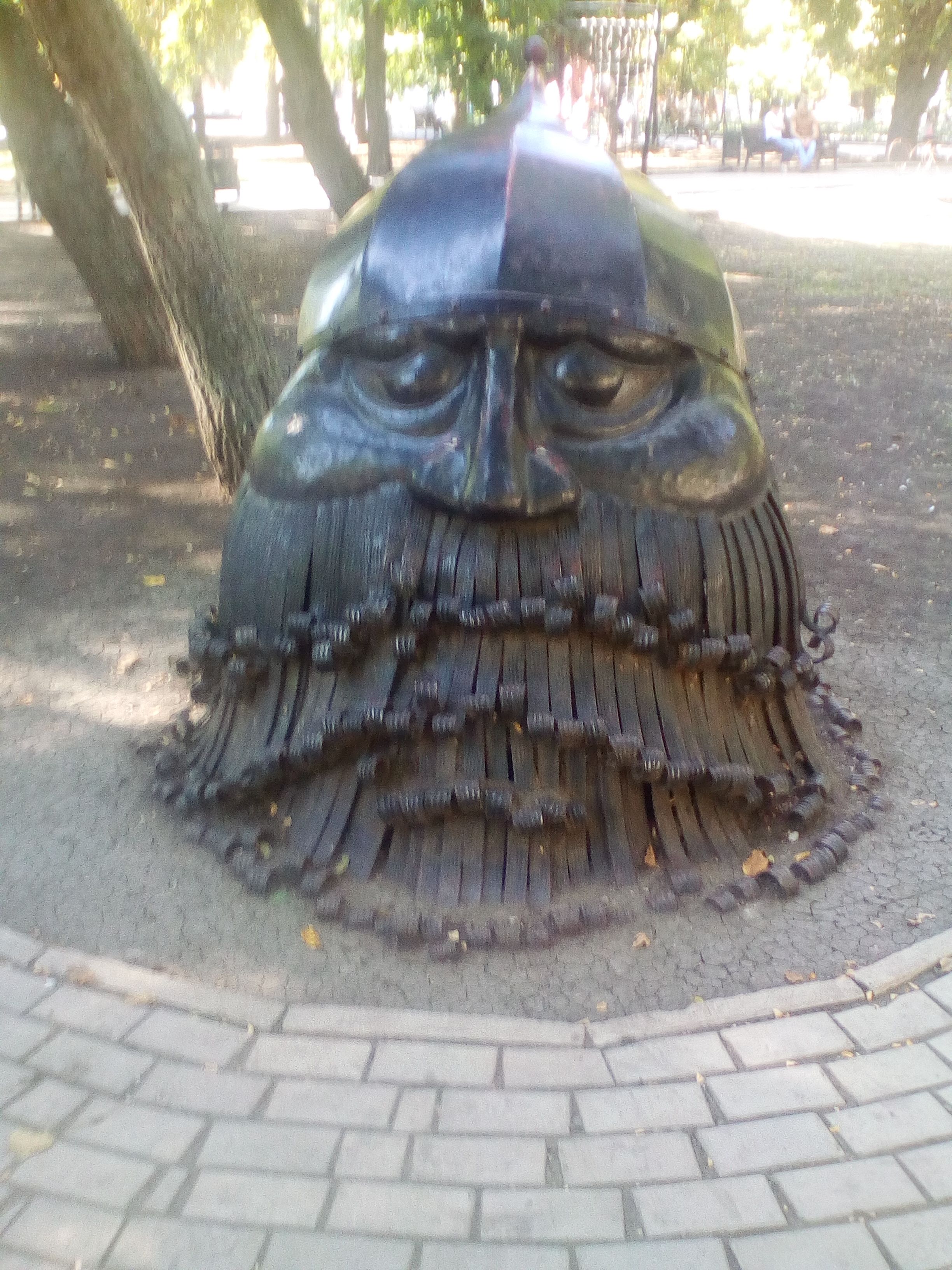 Потрясающие фигуры из металла в Донецком парке