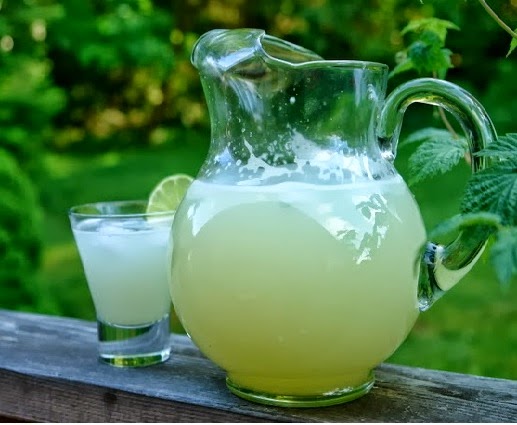 una-vitaminas-para-el-higado-jugo-de-limon.1.jpg