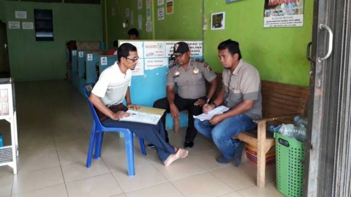 personel-polsek-peureulak-aceh-timur-melakukan-razia-warnet_20170429_180539.jpg