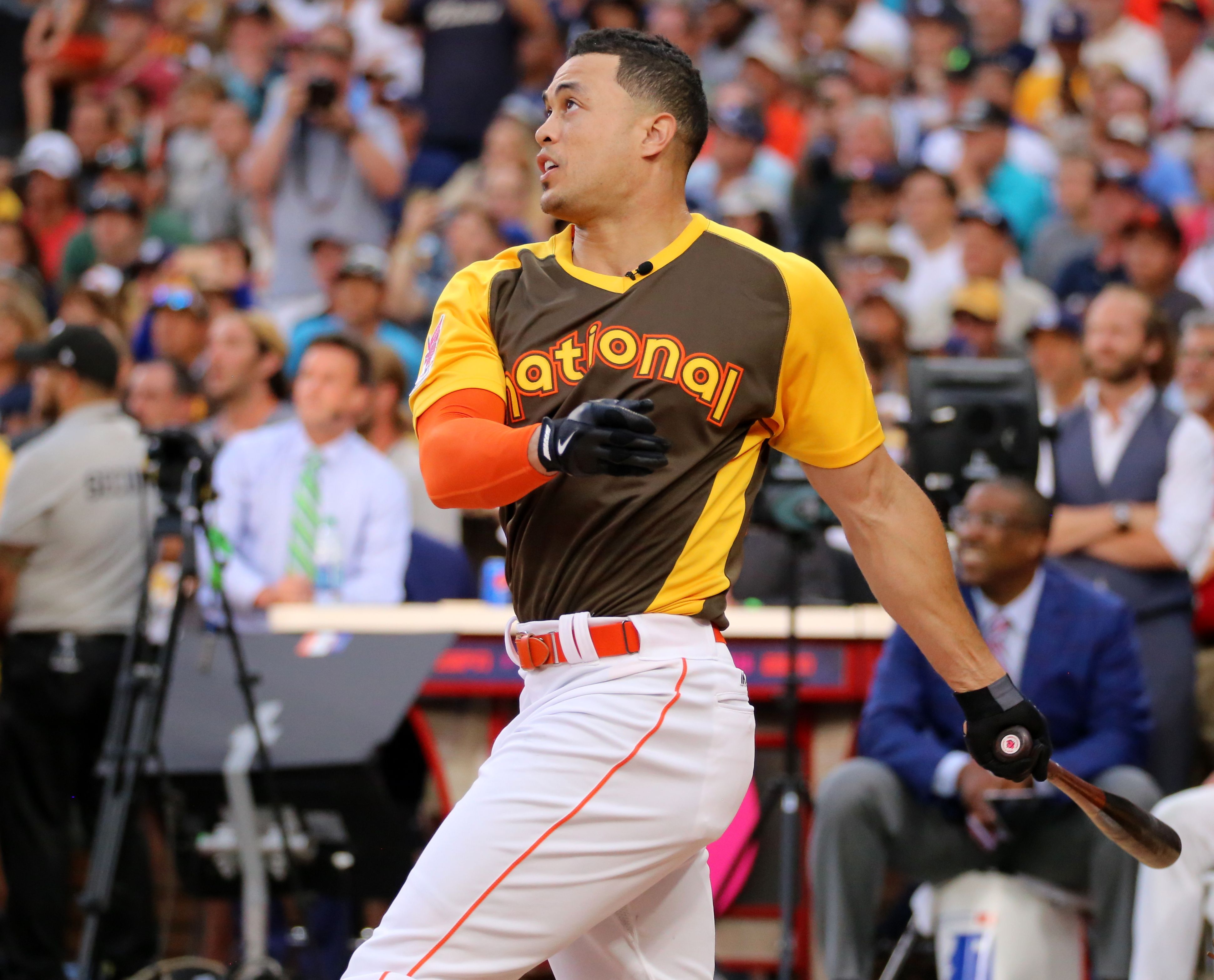 Giancarlo_Stanton_competes_in_final_round_of_the_'16_T-Mobile_-HRDerby_(28461614902).jpg