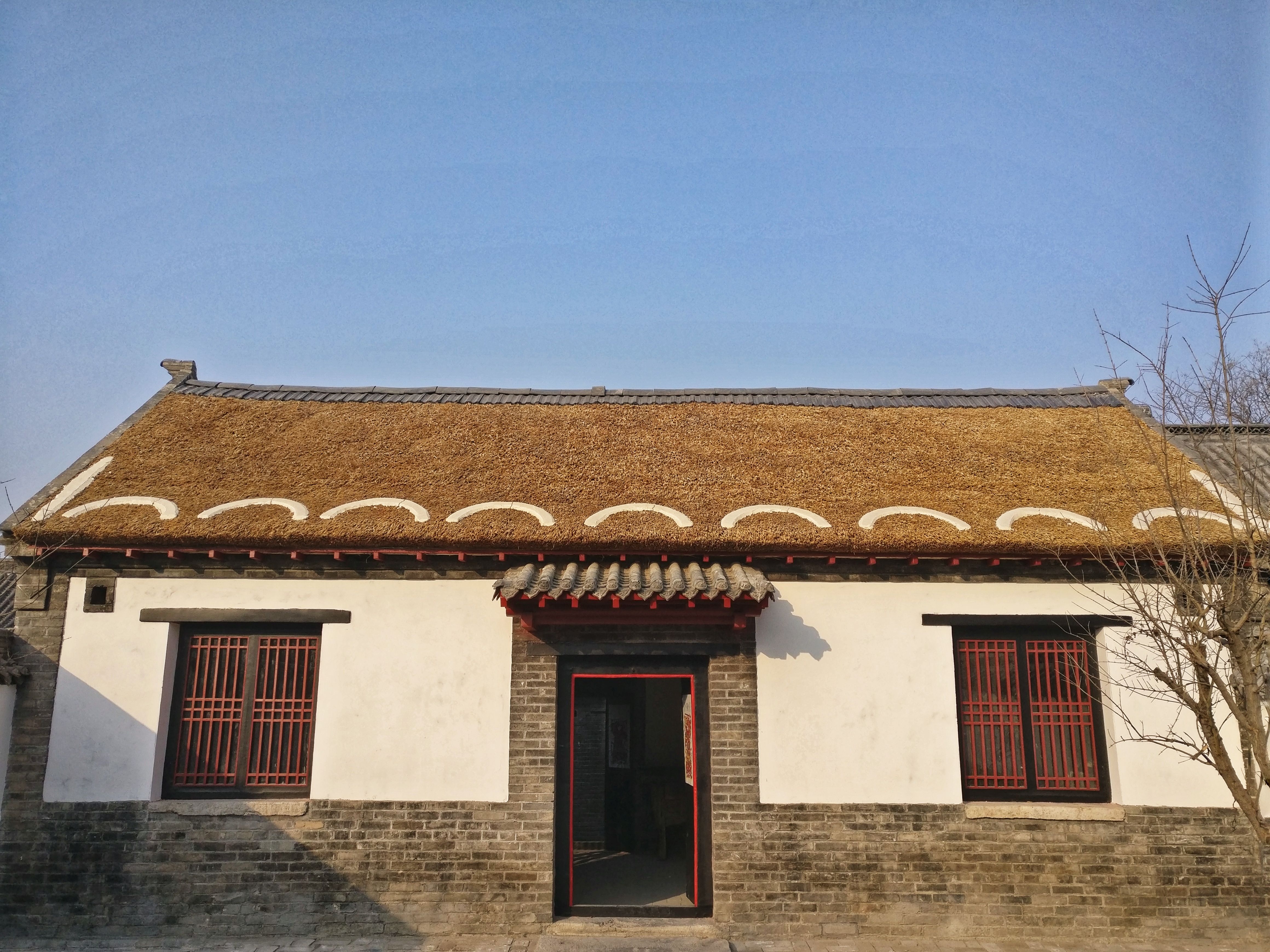 Interesting grass rooftop of Chinese old building 古建筑茅草屋顶