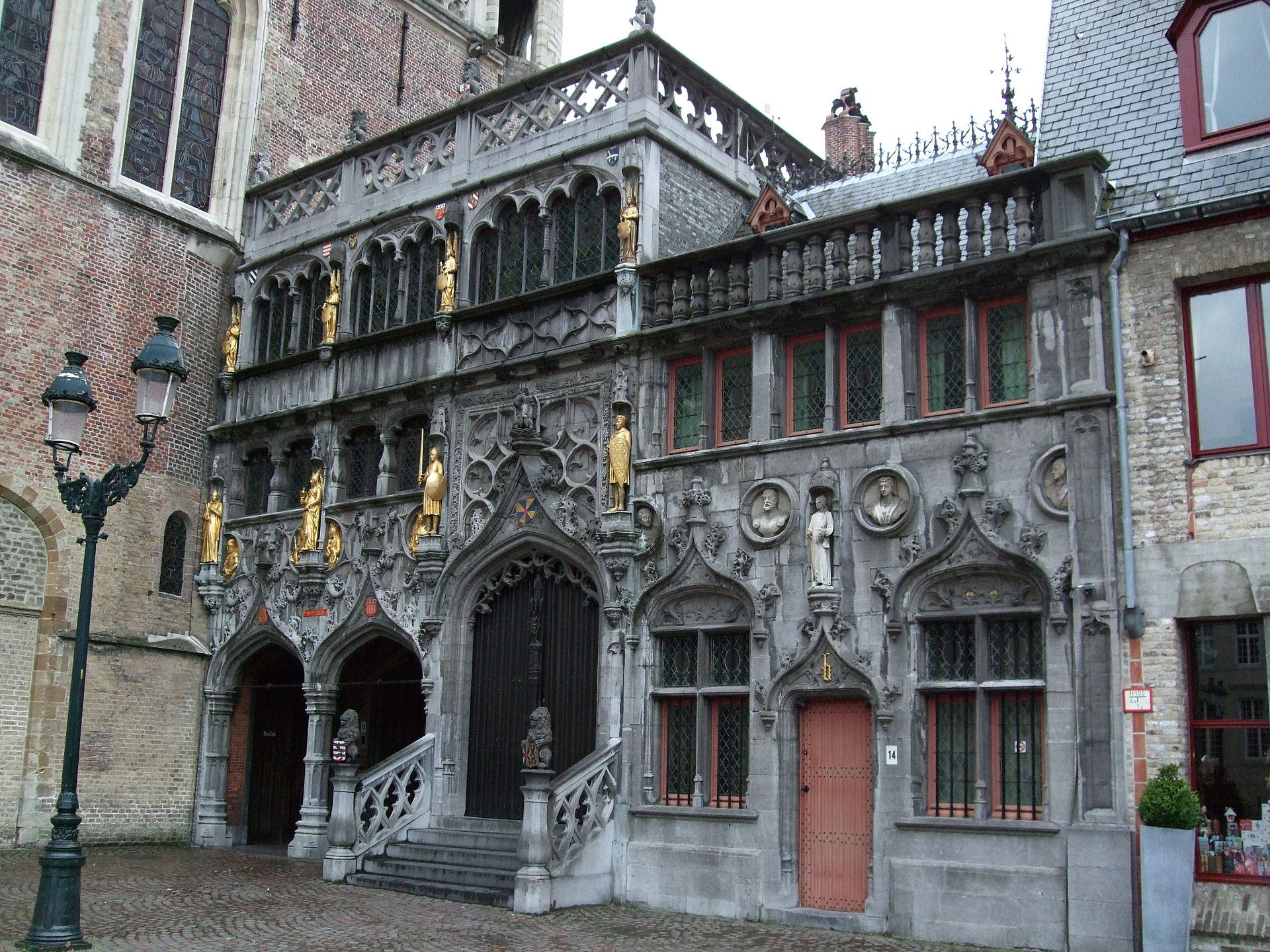 1920px-Basilica_of_the_Holy_Blood_-_Saint-Baselius_Chapel,_Bruges,_Belgium..jpg