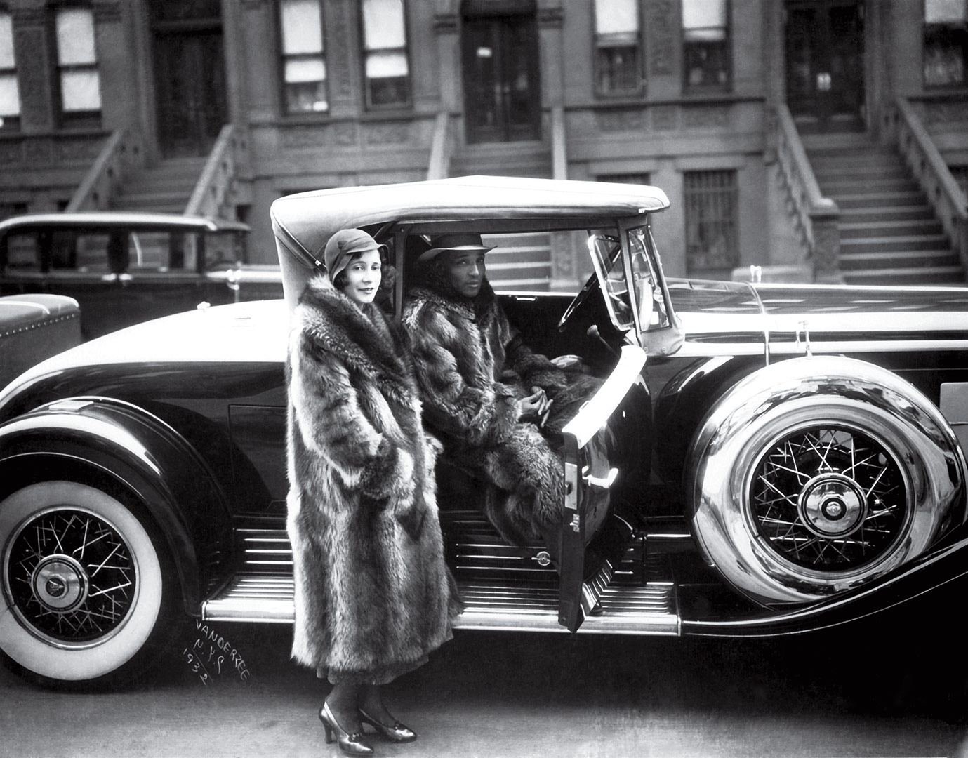 james-vanderzee-couple-in-raccoon-coats-1932.jpg