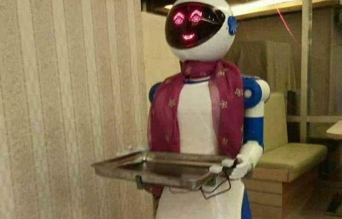 robotwaiter1-700x450.jpg