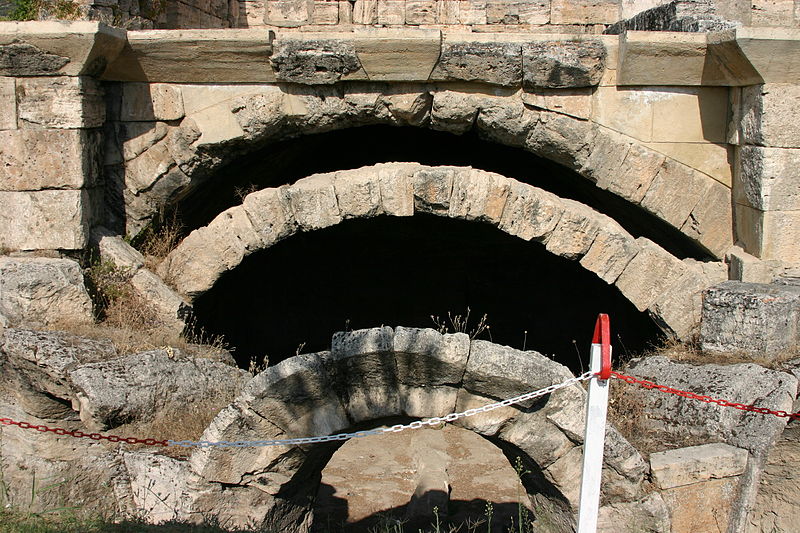 800px-Ruins_at_the_site_of_Hierapolis'_Museum.JPG