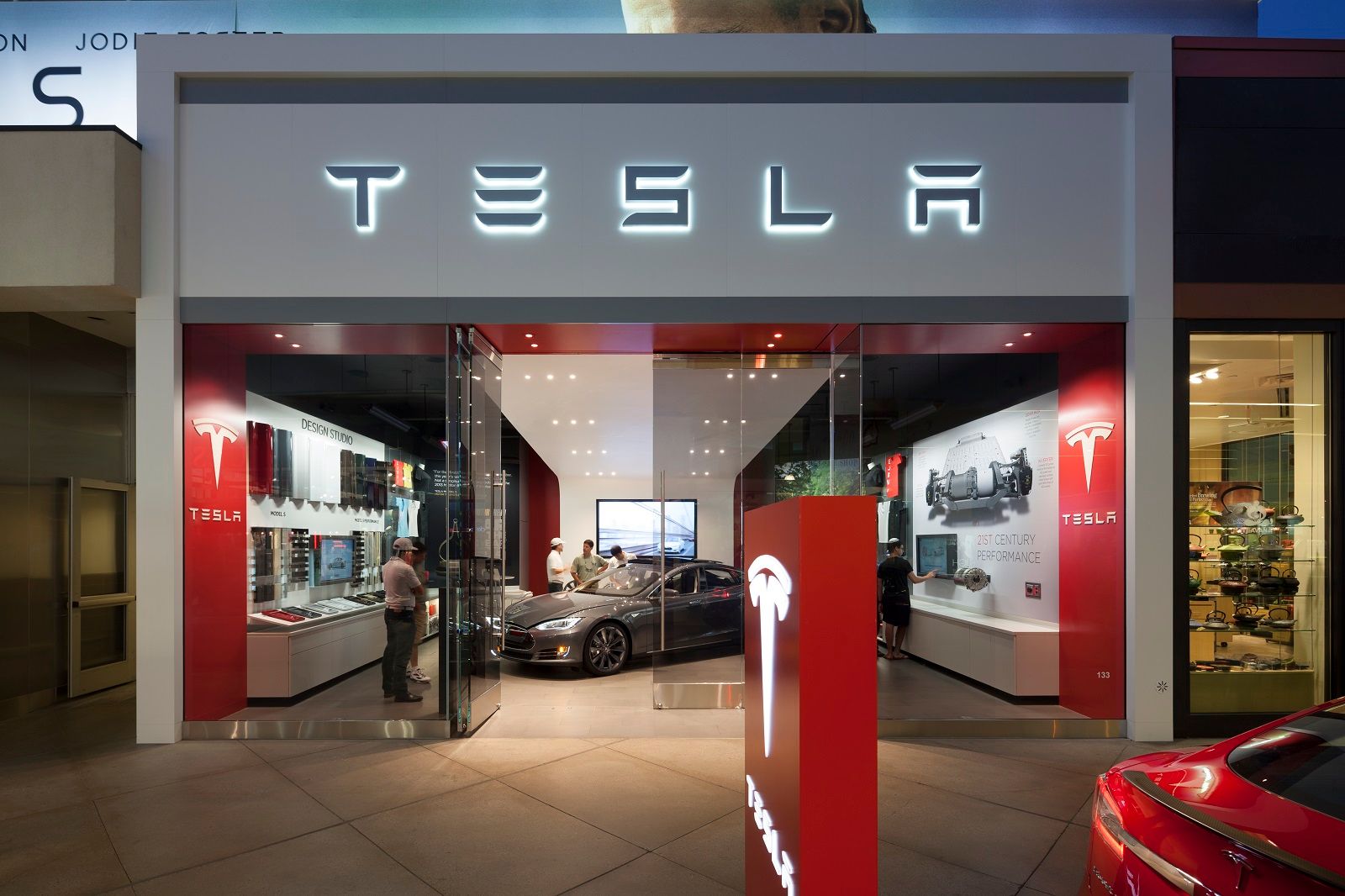 tesla-store-los-angeles-photo-misha-bruk-mbh-architects_100449435_h.jpg