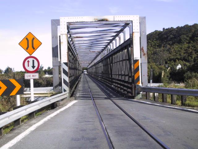 NZ2001OneLaneBridgeTrain.jpg