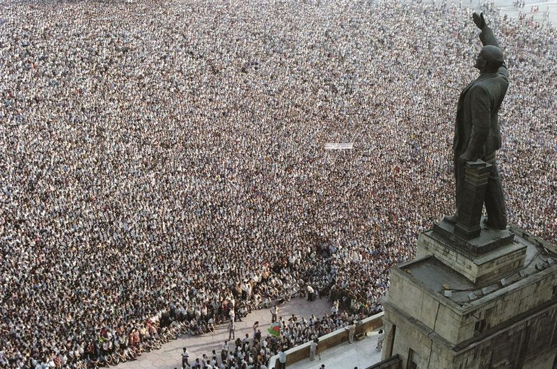 Andrey-Solovev-foto-ITAR-TASS.-1989.-Istorii-v-osobyih-novostyah.-1-y-priz.-Seriya-Sto-tyisyach-demonstrantov-u-pamyatnika-Leninu-.-Obostrenie-mezhnatsionalnogo-konflikta-v-Zakavkaze.-Baku-Azerbaydzhan.jpg