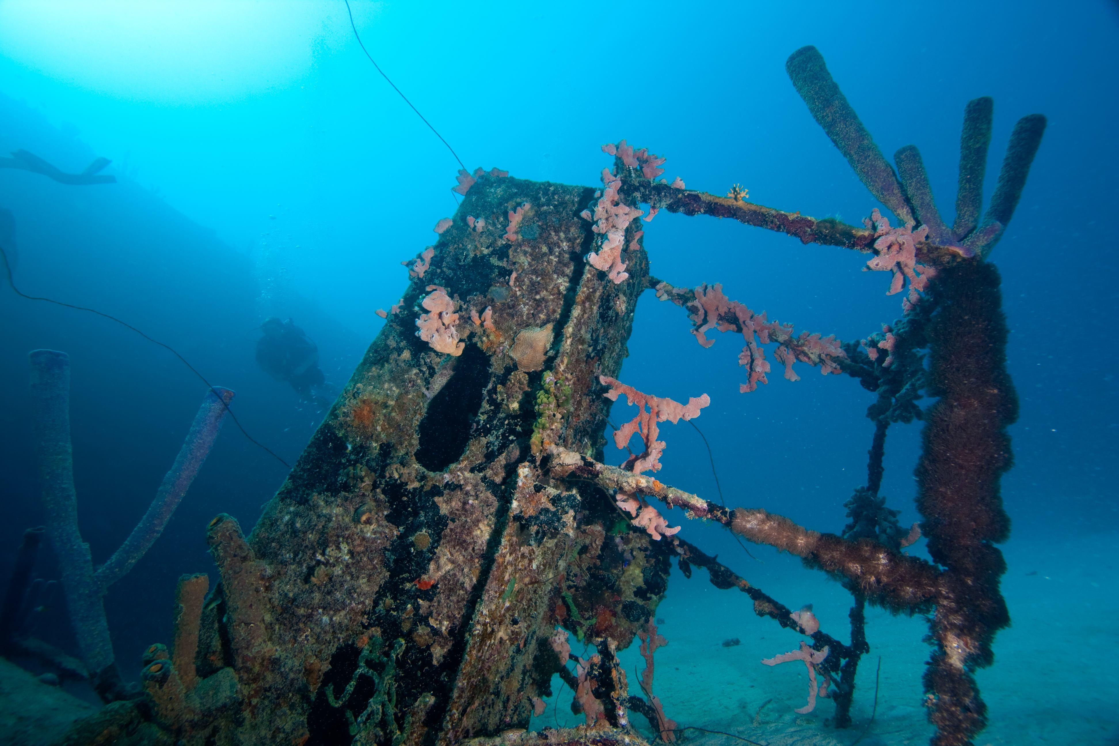 underwater-flying-deck-from-shipwreck.jpg