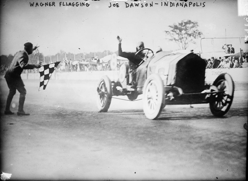 1912_Indianapolis_500,_Joe_Dawson_winning.jpg