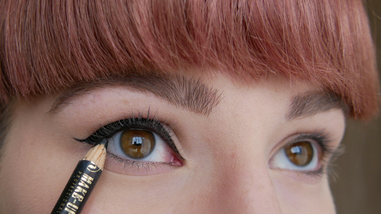 Winged eyeliner - eyeliner pencil-melissavandijkmakeuptutorials.png