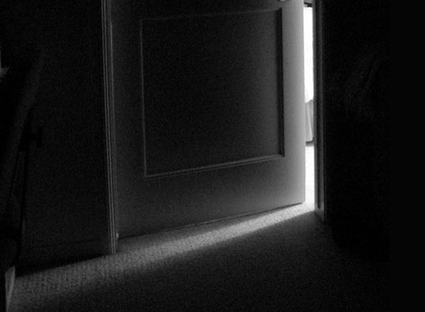 luz-a-travc3a9s-de-la-puerta.jpg