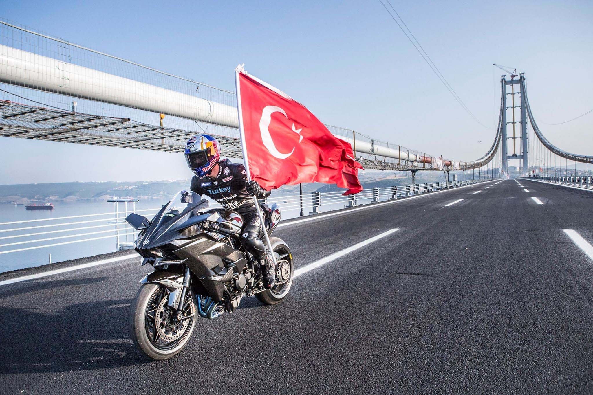 Kenan-Sofuoğlu-Kawasaki-Ninja-H2R-Osman-Gazi-Bridge-400-kmh-03.jpg