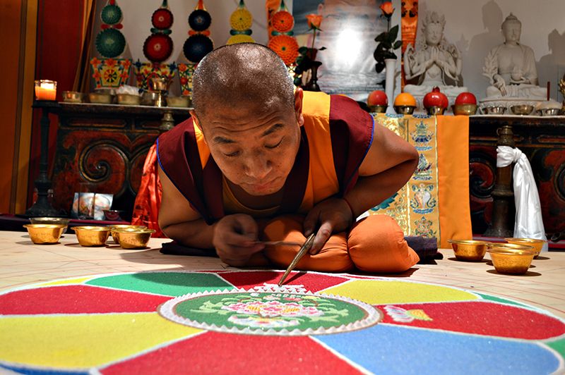 sand-mandala-tibetan-monks-7.JPG