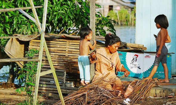 Salah_satu_aktivitas_masyarakat_setempat_yang_berumah_tinggal_di_sekitar_sungai.jpg