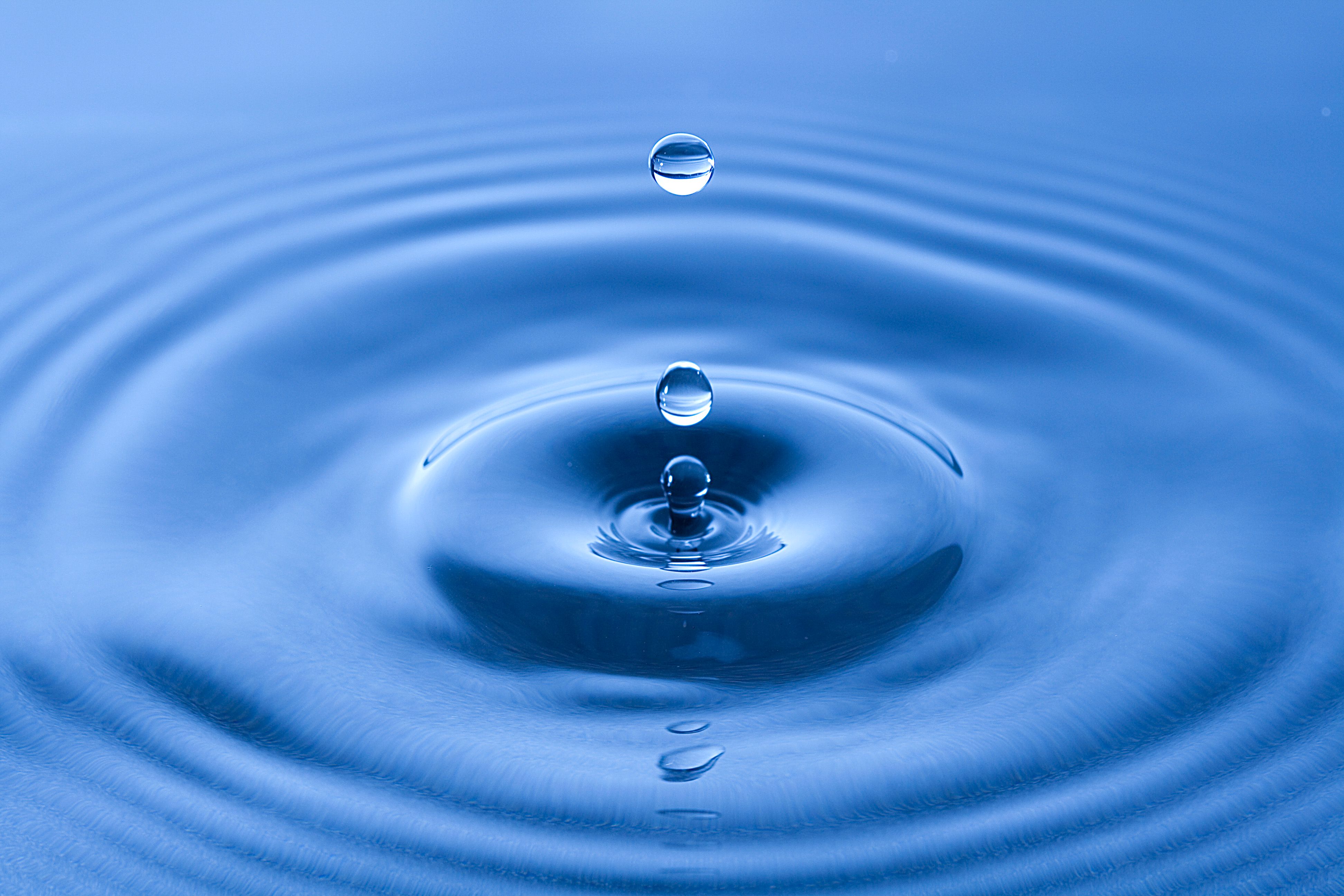 Water_drop_impact_on_a_water-surface_-_(5)[1].jpg