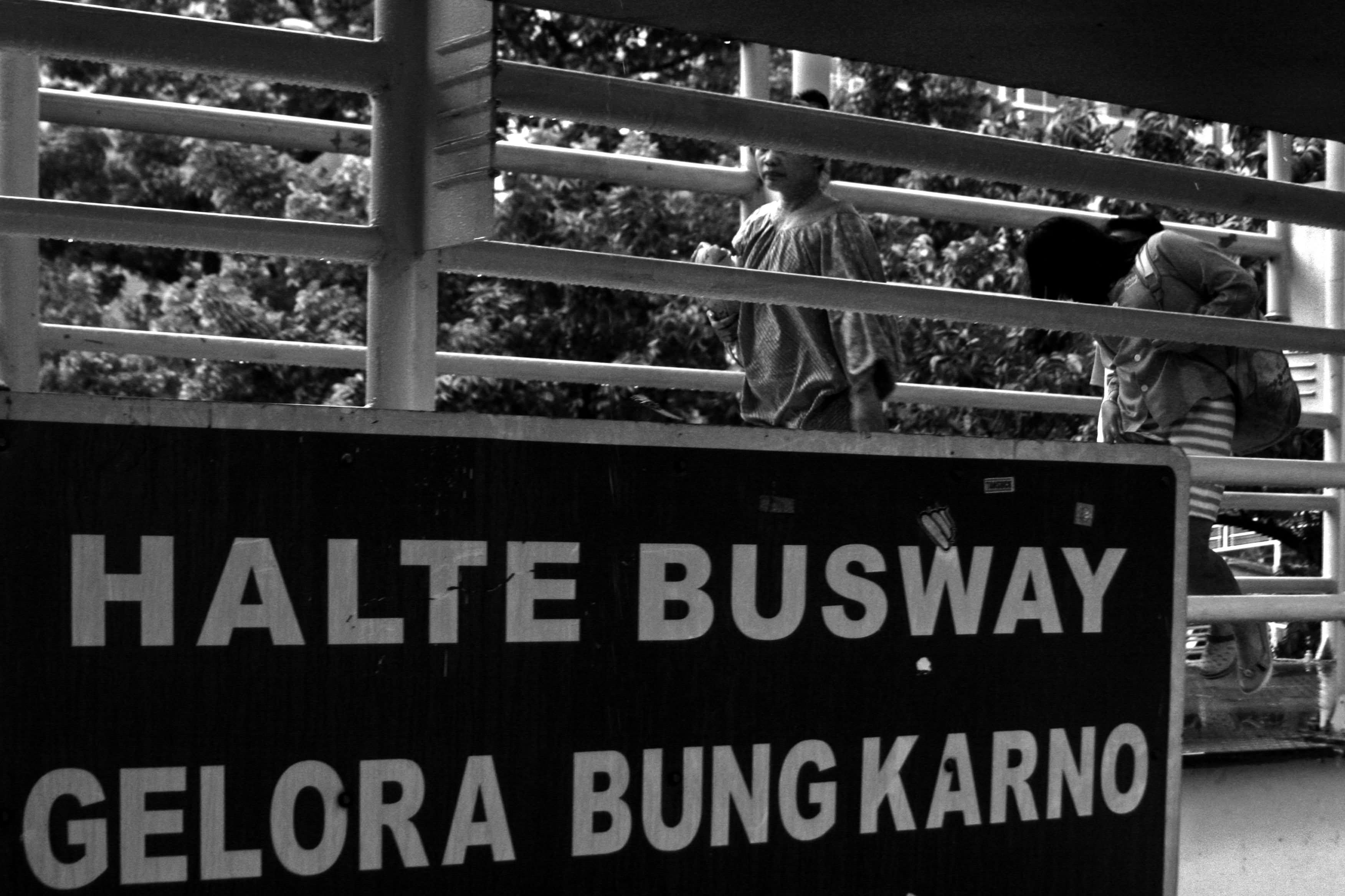 04112012-halte-busway-gelora-bung-karno-jpg-upload.jpg