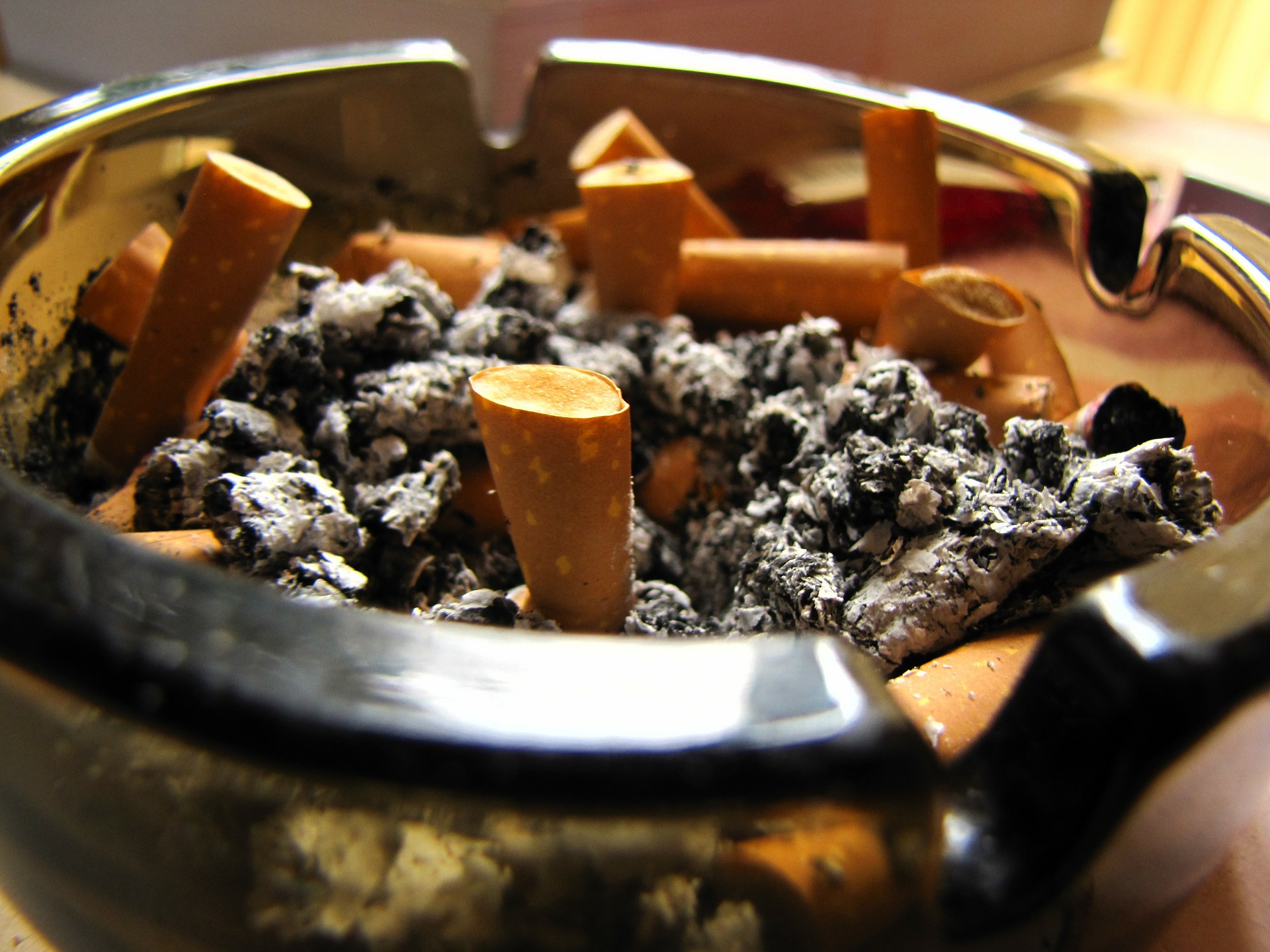ashtray-169399_1920.jpg