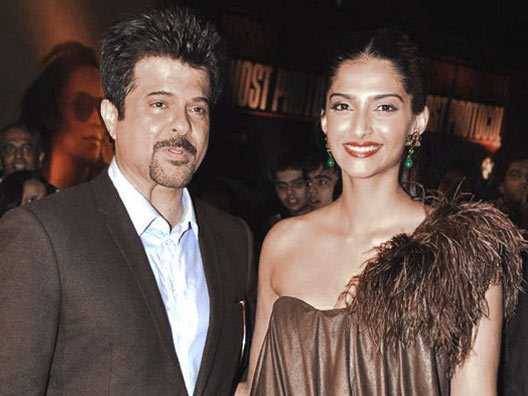 Anil_Kapoor_and_Sonam_Kapoor_at_film_screening.jpg