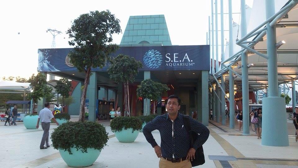 In front of SEA aquarium, Singapore.jpg