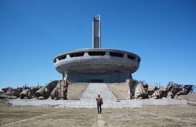 monument_of_communism_ii_by_culater_stock-d32369o1-1-1.jpg