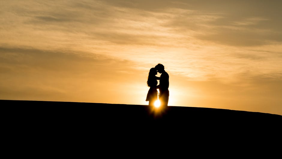 Silhouette-a-couple-in-a-sunset-view