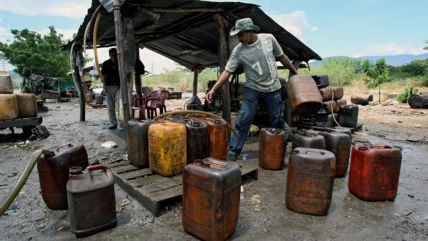 150828151547_contrabando_gasolina_venezuela_colombia_624x351_afp_nocredit.jpg